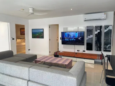 泳池景两居室公寓 — Sunset Plaza Condominium
